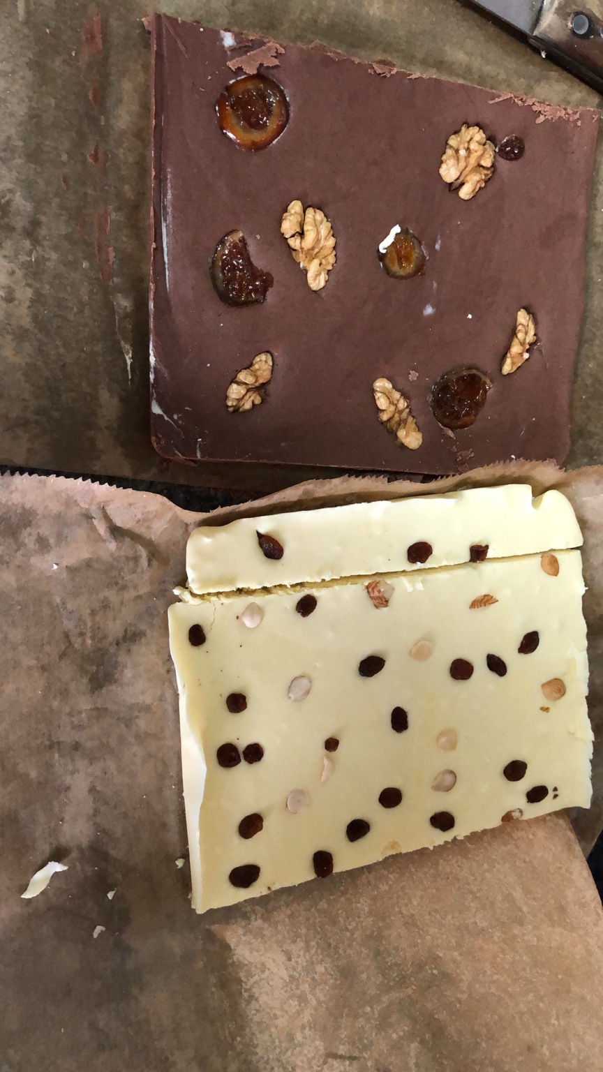 Ciocolată de casă cu cacao și ciocolată albă, pe hârtie de copt, în bucătăria lui Carmen
