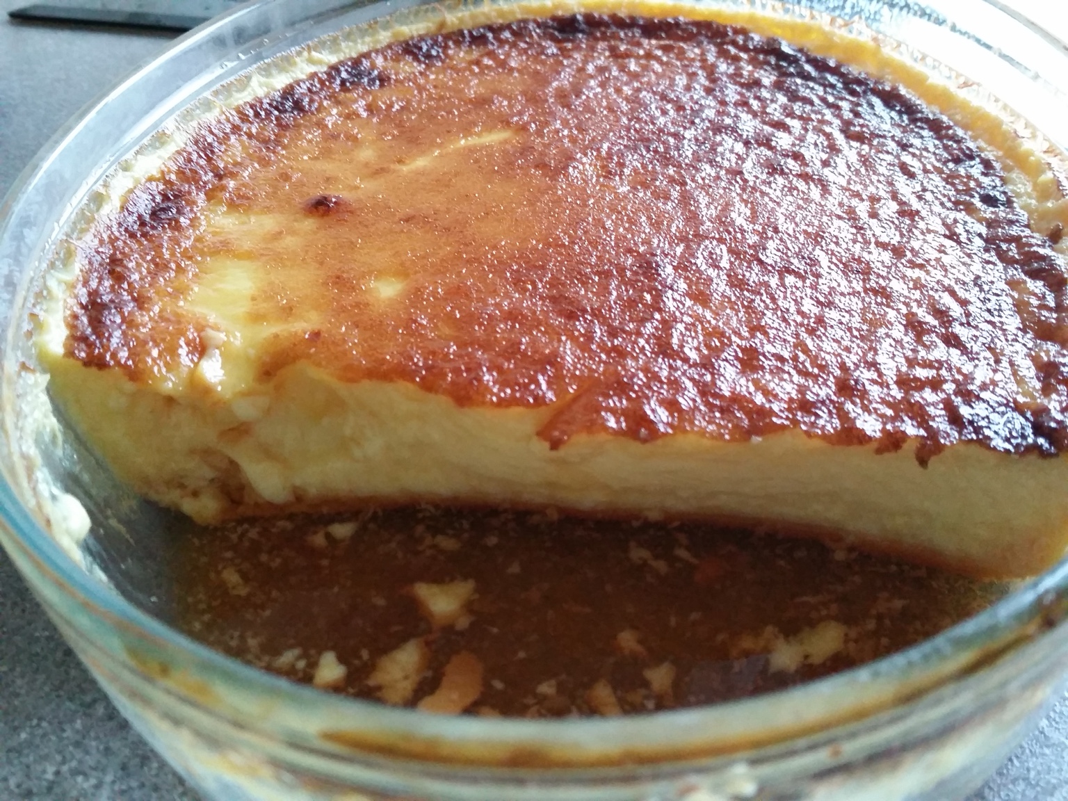 Cremă de zahăr ars în vas de sticlă, cu textura vizibilă și sirop de caramel